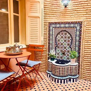  Apartment Joli Patio: Rooftop Retreat With Parking